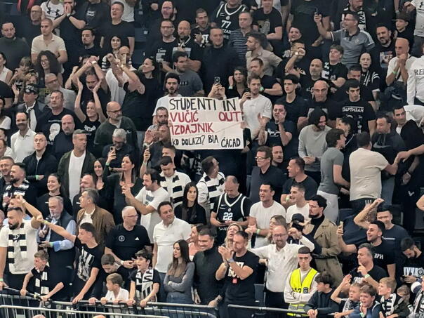 Navijaču Partizana koji je digao transparent protiv Vučića oduzeta sezonska ulaznica