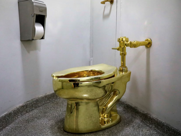 Zlatni WC na aukciji prodan za 12 miliona dolara