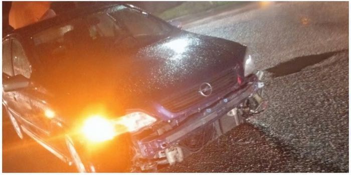 Vozač udario više vozila u pokretu i pobjegao