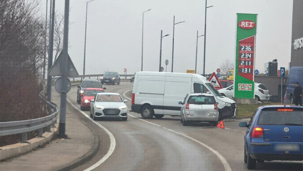 Saobraćajna nesreća u Cazinu, sudar automobila i kombija