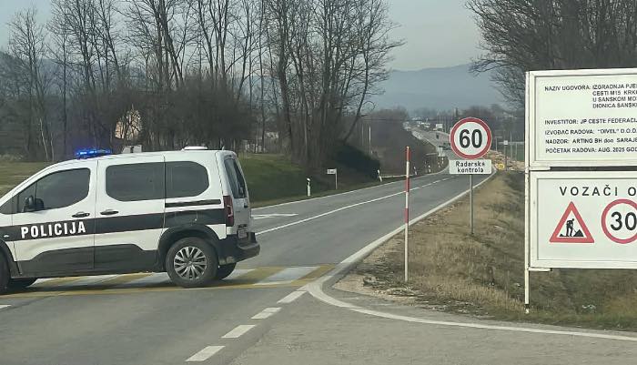 Saobraćajna nesreća u Sanskom Mostu, automobil se zabio u bager