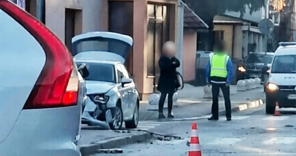 Teška saobraćajna nesreća u blizini Kulturnog centra, policija na licu mjesta