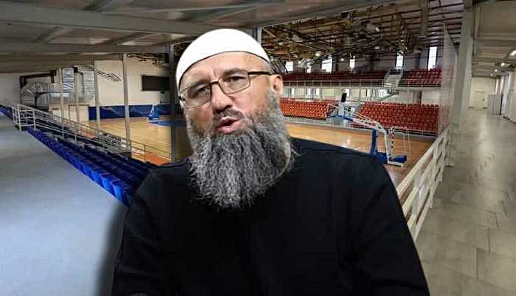 Pezić nastupa u sportskoj dvorani luke