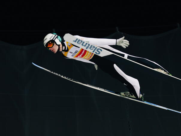 Domen Prevc dominantno slavio na prvoj stanici turneje Četiri skakaonice