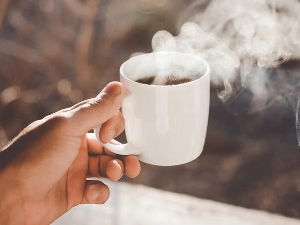 Pijete vrelu kafu? Novo istraživanje otkriva koliko je zapravo opasno