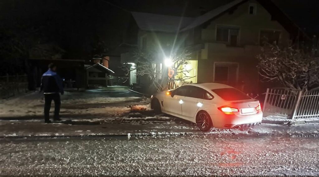 BMW završio u dvorištu kuće