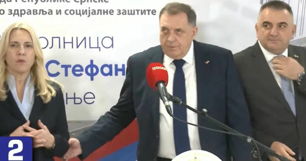 Dodik odgurnuo Cvijanović i Minića kako bi Vučić stao pored njega (VIDEO)