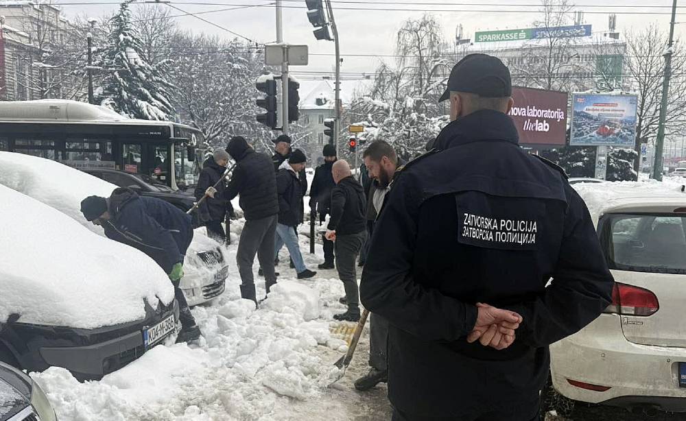 Zatvorenici čiste snijeg ispred Vrhovnog suda FBiH: Policija ih nadgleda