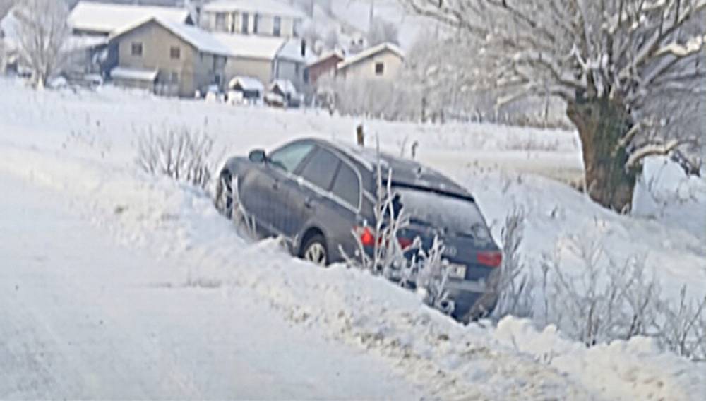 Saobraćajna nesreća u Cazinu, Audi sletio s kolovoza
