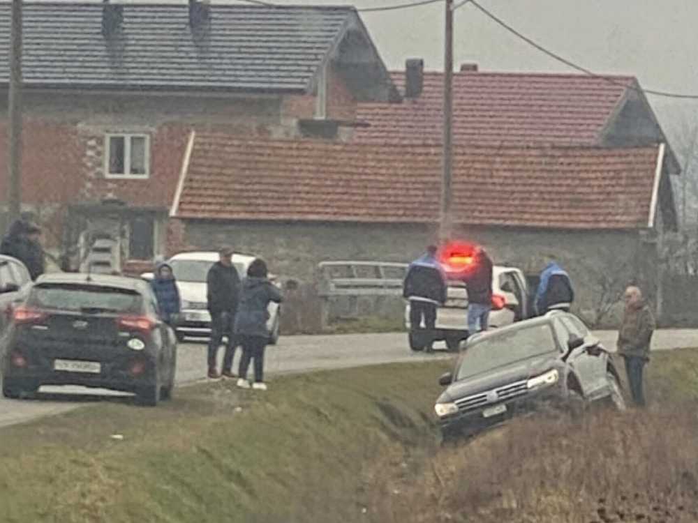 Saobraćajna nesreća u Cazinu, vozilo sletjelo s kolovoza