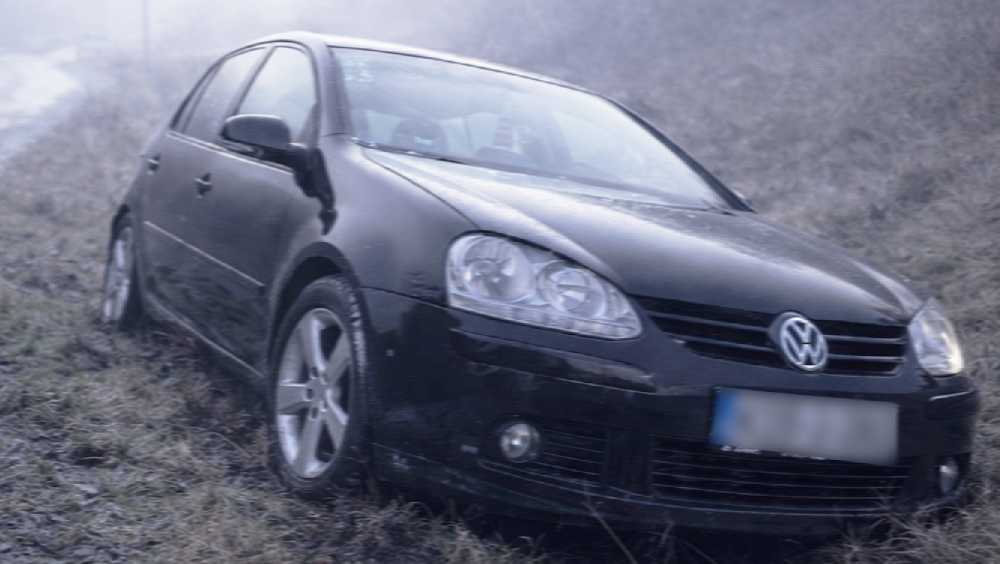 Golf sletio s kolovoza u Bužimu, klizav kolovoz kumovao nesreći