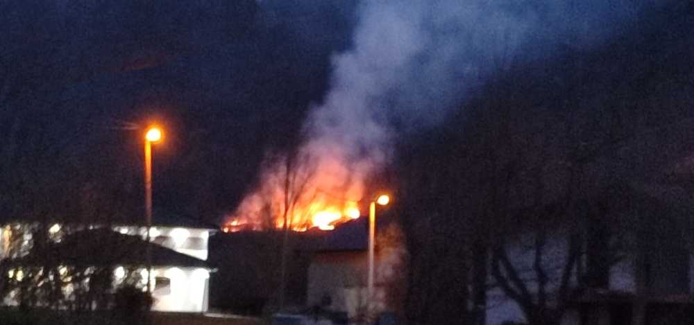 Uprkos upozorenju na jak vjetar, pojedini građani u Bihaću pale korov