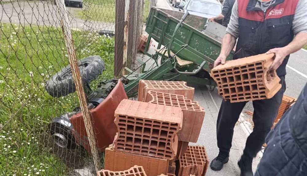 Multikultivator sletio s ceste u Bihaću, teret završio rasut pored puta