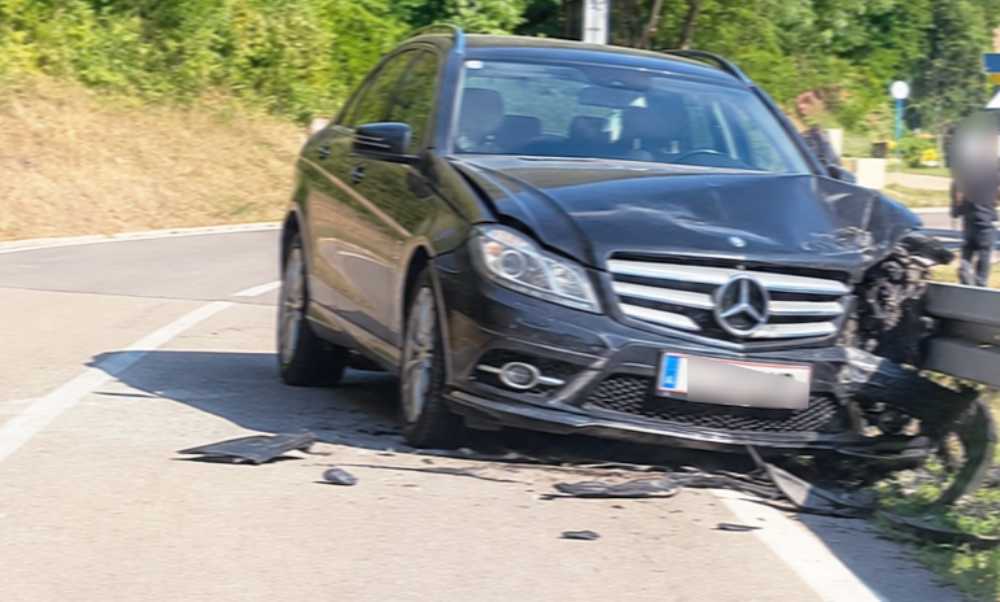 Vozač Mercedesa austrijskih registarskih oznaka izgubio kontrolu nad automobilom