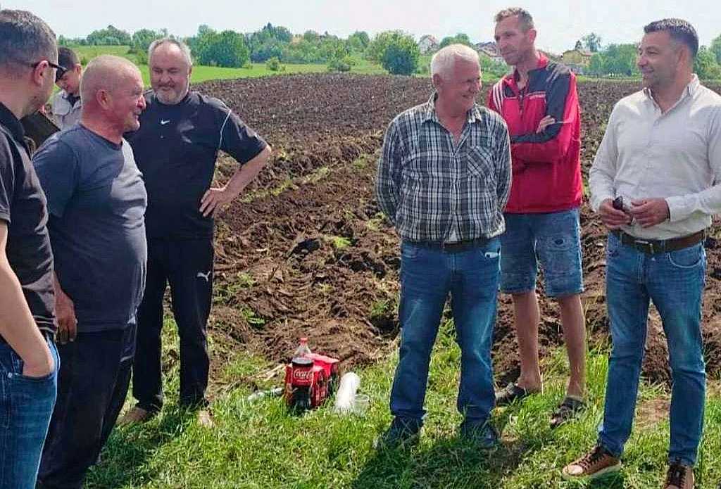 Ministar USK-a orao 15 hektara zemljišta zajedno sa mještanima