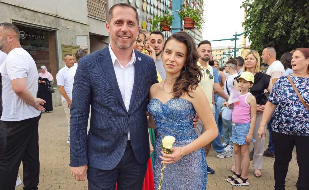 Gradonačelnik ispunio želju maturantici i pojavio se kao njena pratnja na maturi
