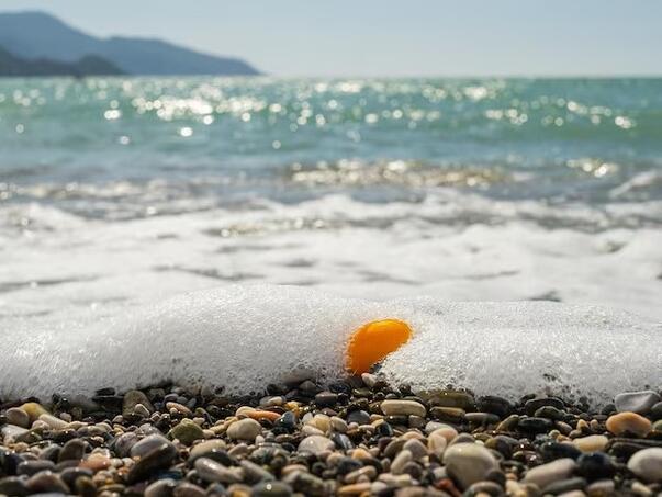 Turistkinja sakupljala kamenje s plaže, pa zaradila kaznu od 3.000 eura