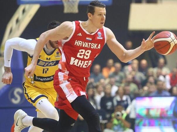 Hrvatski košarkaš obavio fotografiju Hitlerove knjige pa se izvinjavao