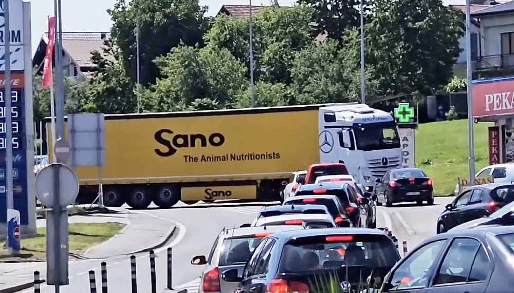 Kamion se zaglavio u kružnom toku