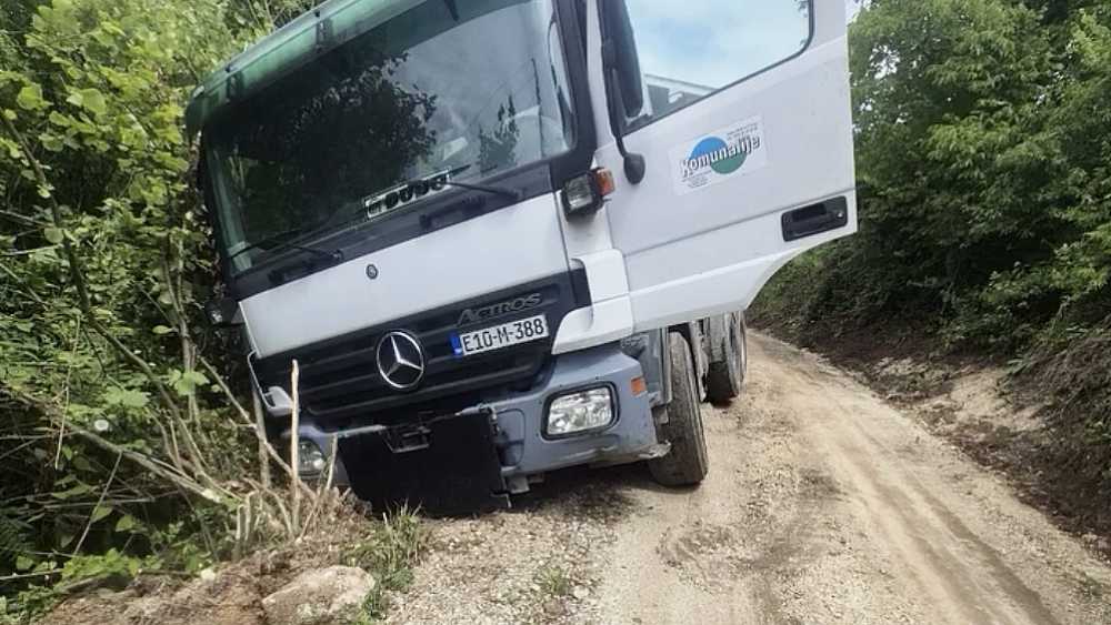 Kamion “Komunalija” sletio s puta