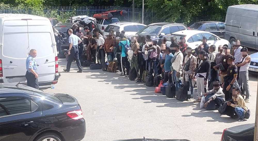 U kombiju pronađen 51 migrant, uhapšen vozač iz Velike Kladuše