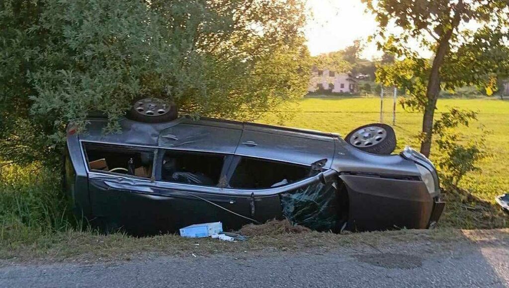 Teška saobraćajna nesreća u Bihaću: Automobil završio na krovu