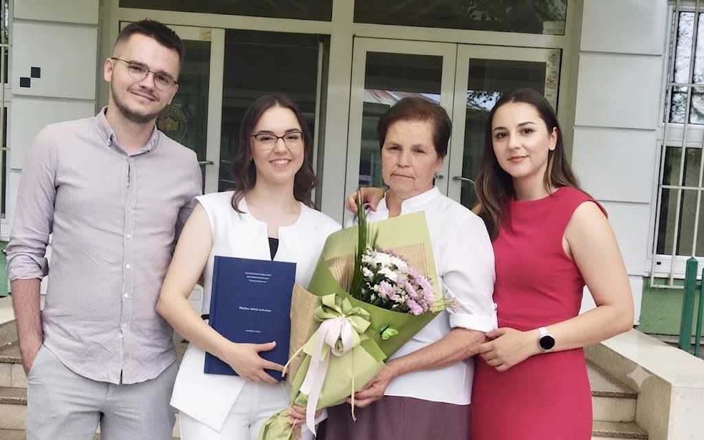 Sama podigla četvero djece, danas ponosno grli troje doktora