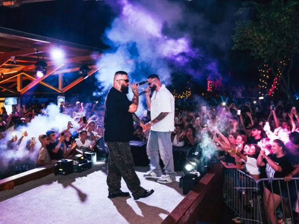Jalu i Bubu zaštitari jedva dopratili do pozornice, fanovi preplavili plažu