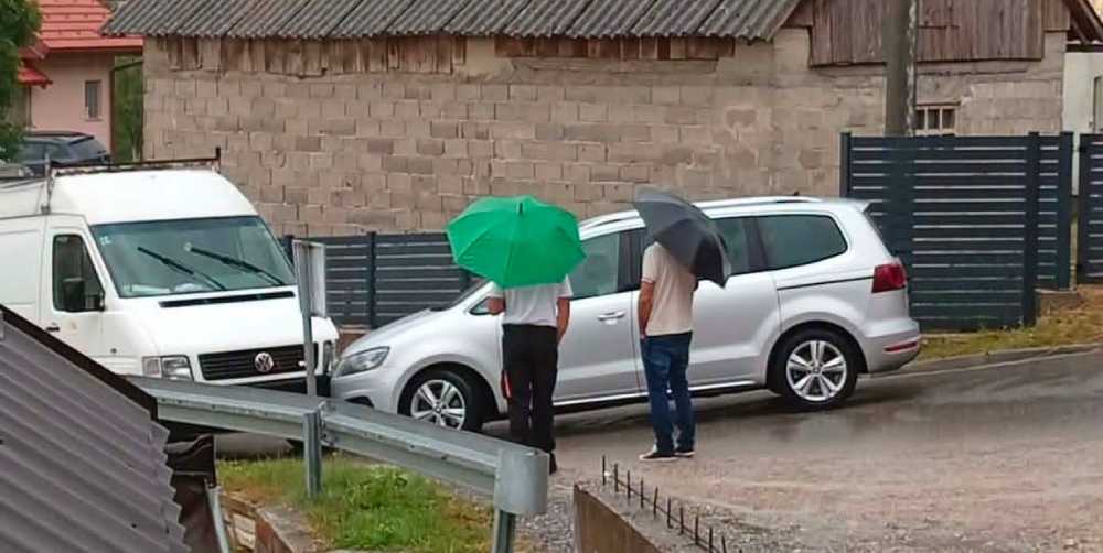 Sudar automobila i kombija, u toku uviđaj