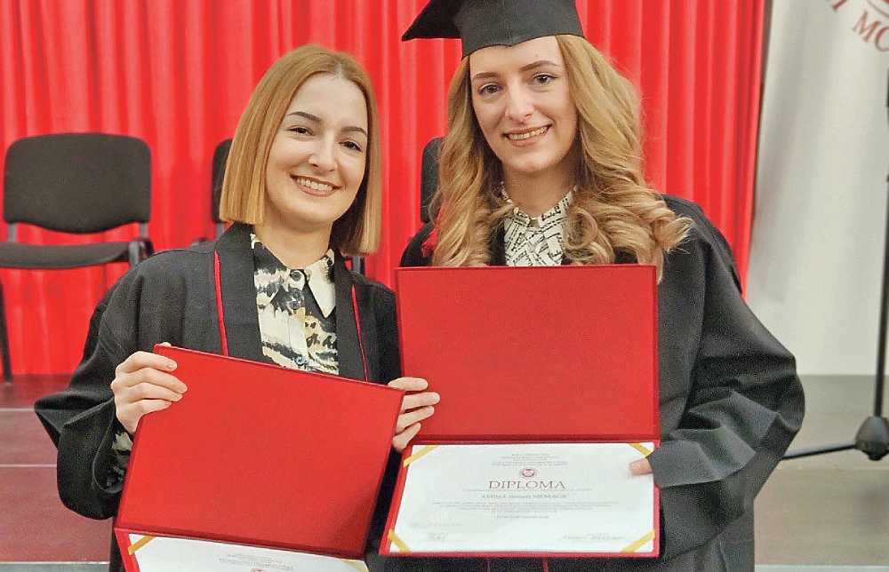 Čestitamo! Sestre Amina i Emina diplomirale isti dan i stekle zvanje doktorica medicine