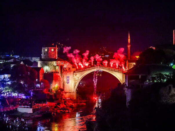 Spektakularni show dronova u znaku Red Bull Cliff Divinga oduševio Mostarce i turiste