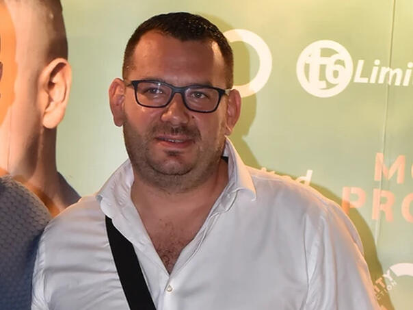 Odem ja u WC, kad tamo dvojica za mene govore da sam idiot