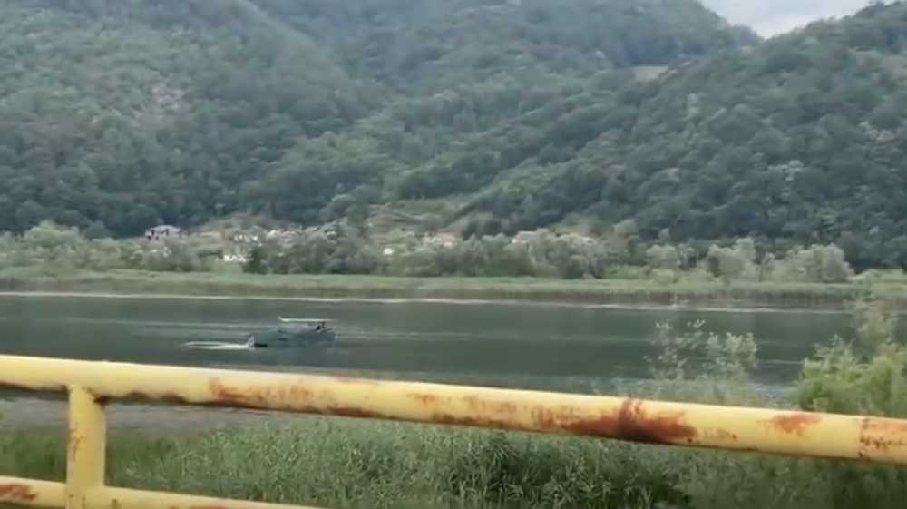 (VIDEO) Dok su se u Potočarima ukopavale žrtve, sa splava na Drini puštana pjesma koja priziva ponavljanje Srebrenice