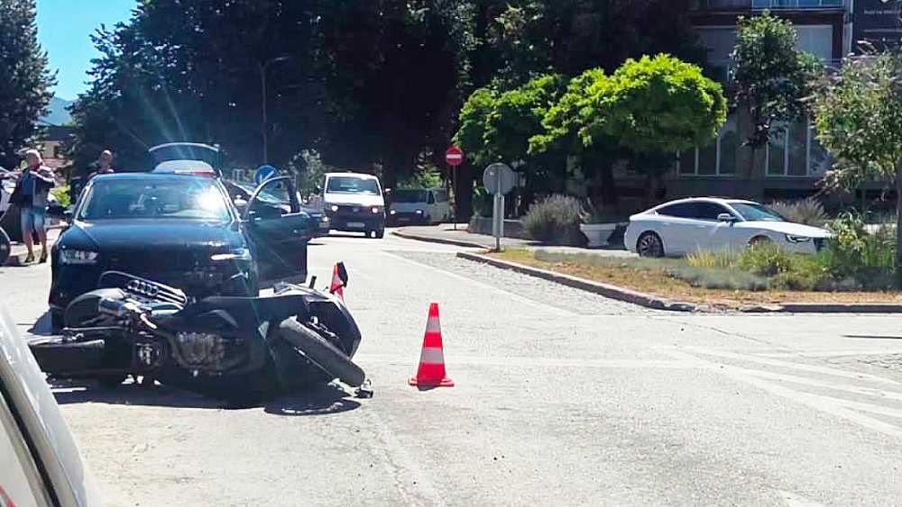 Teška saobraćajna nesreća u centru Bihaća: Automobil udario motociklistu