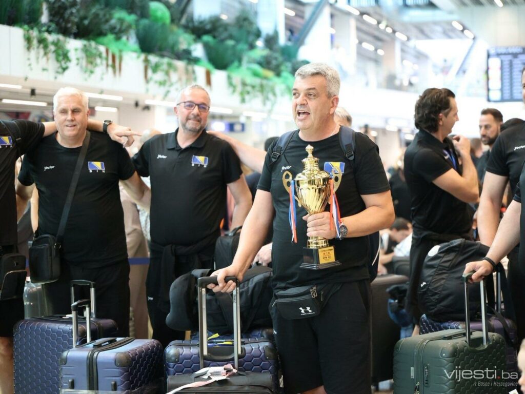 Viceprvaci svijeta stigli kući pa zapjevali Halidove “Ljiljane” na aerodromu
