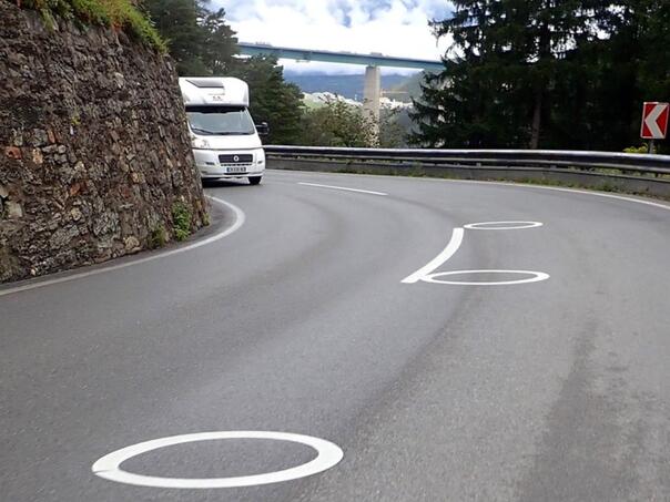 Znate li šta znače bijeli krugovi na cesti? Već su u Njemačkoj, Austriji…