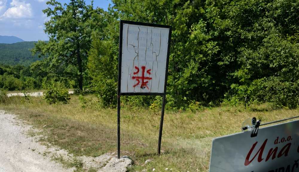 Ćirilična “4S” iscrtana na tabli izazvala ogorčenje mještana