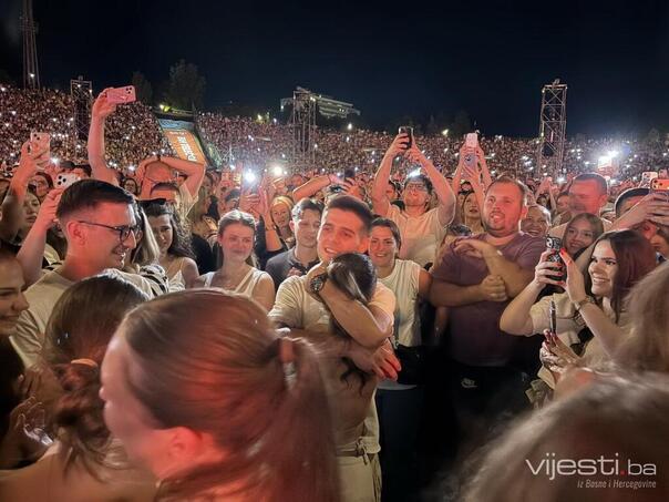 Zaprosio djevojku na koncertu Dine Merlina