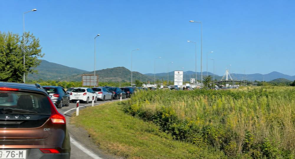 Dijaspora se vraća u domovinu, kilometarske kolone na Izačiću i Maljevcu