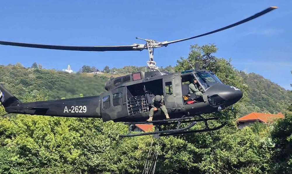 Helikopter Oružanih snaga BiH izbacio 100.000 litara vode