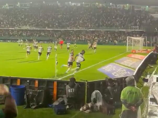 Krenuo slaviti gol pa propao u tunel: Navijači ostali u šoku!