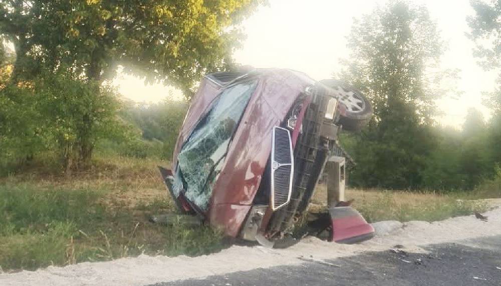 Automobil potpuno uništen, završio prevrnut pored ceste
