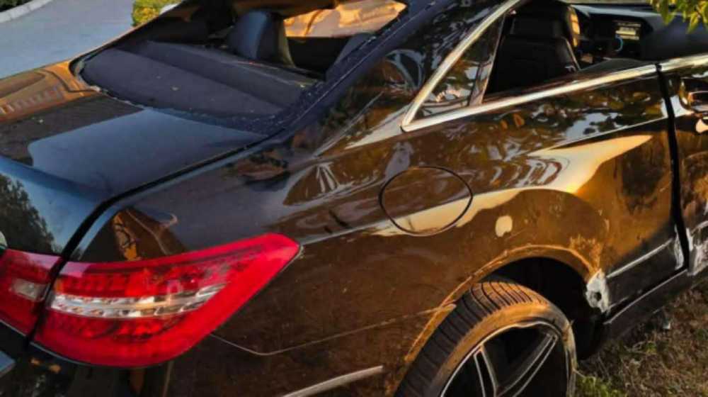 Mercedes uletio u dvorište porodične kuće, za stolom sjedila porodica, među njima i djeca