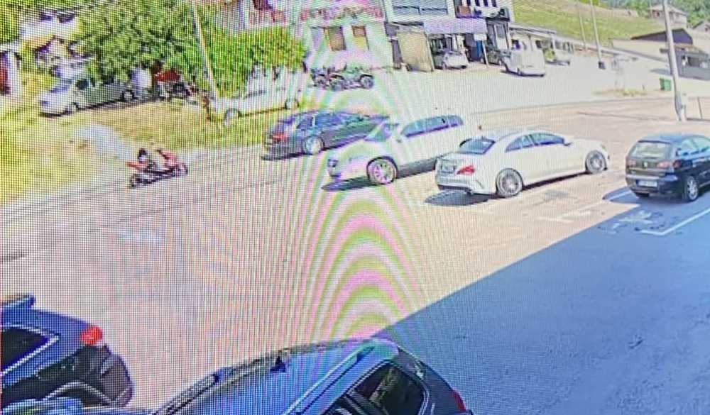(VIDEO) Motociklista skrivio nesreću u Velikoj Kladuši, pa pobjegao s mjesta događaja