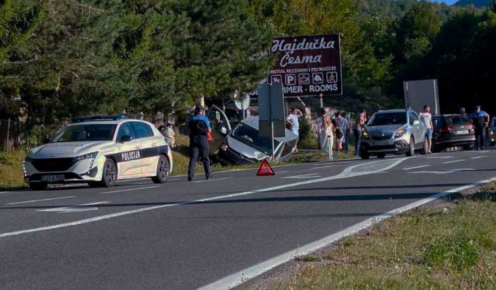 Teška saobraćajna nesreća kod skretanja za Ljutočku dolinu, automobil sletio s ceste