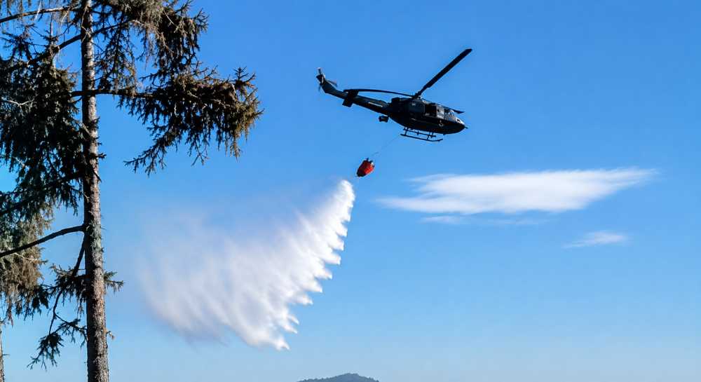 Helikopter Oružanih snaga gasi požar na Grmeču