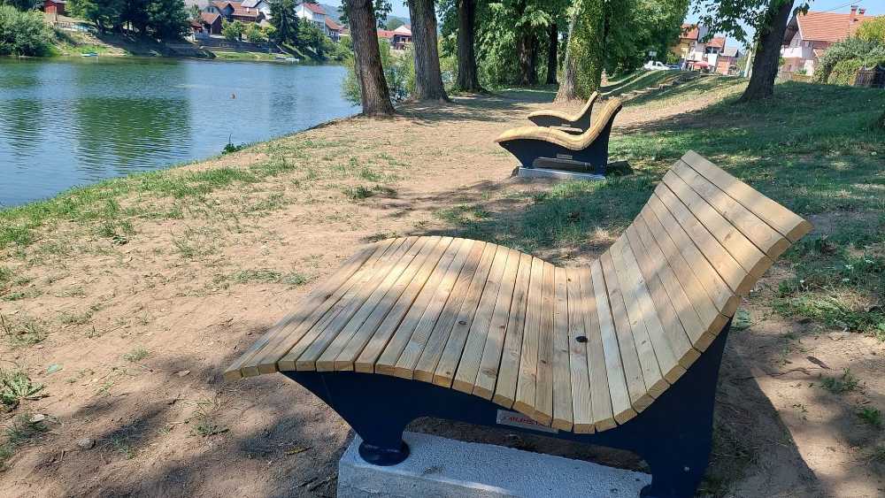 Gradska plaža u Sanskom Mostu dobila nove klupe i ležaljke