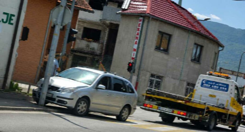 Saobraćajna nesreća u blizini gradske pijace, automobil se zabio u stub javne rasvjete