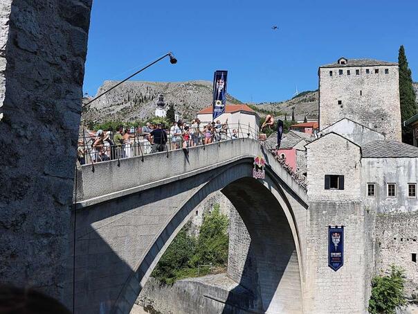 U Mostaru počeli Red Bull Cliff Diving skokovi sa Starog mosta