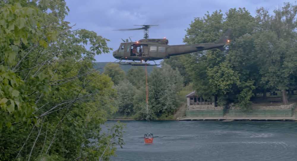 Pogledajte kako helikopter Oružanih snaga uzima vodu iz Une (VIDEO)